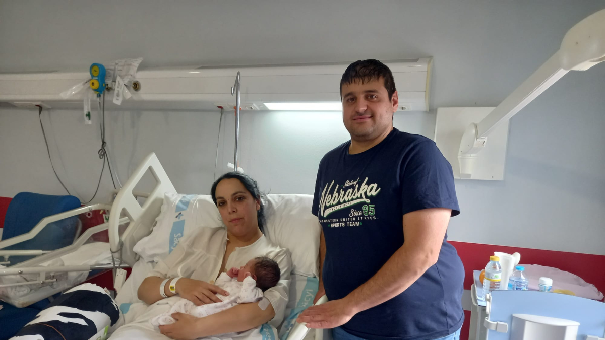 Susana y Francisco posan con Daniel, el primer soriano de 2024.