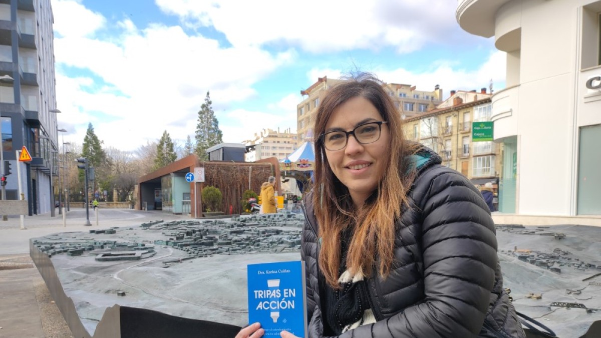 La doctora Kariña Cuiñas posa con ‘Tripas en acción’ junto a la maqueta de Soria.