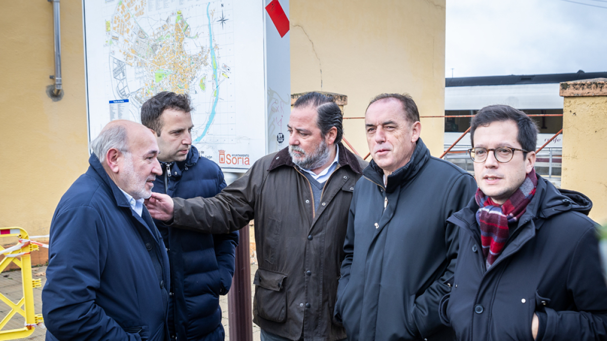 Aranda, Jiménez, Hernando, Serrano y Cabezón ayer en la estación del tren de Soria. MONTESEGURO FOTOS