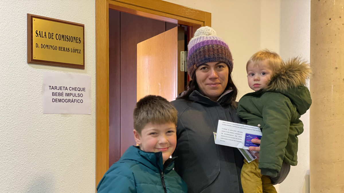 La Diputación entrega estos días los denominados Cheques Bebé.
