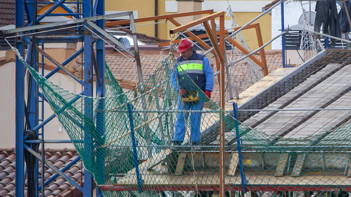 Un trabajador del sector de la Construcción en una obra de la capital. MARIO TEJEDOR