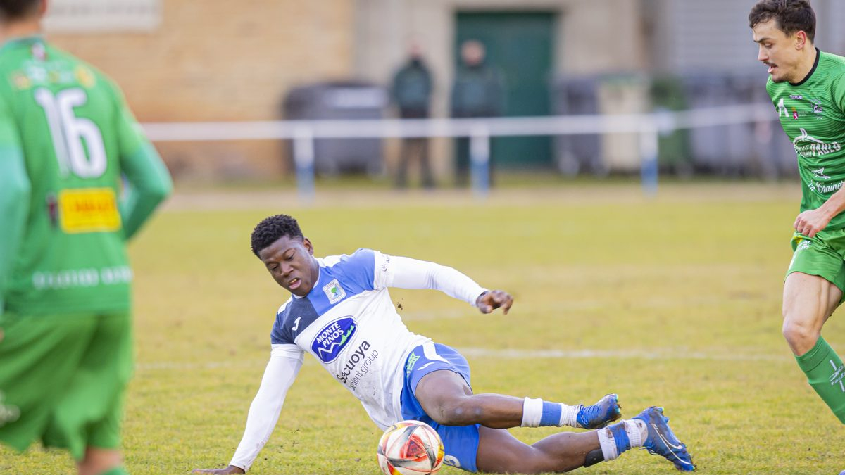 Un jugador del Almazán en un partido en La Arboleda.
