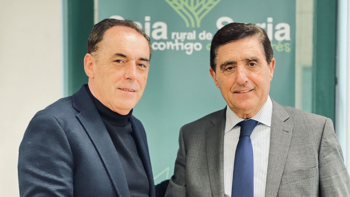 Benito Serrano y Carlos Martínez Izquierdo estrechan sus manos.