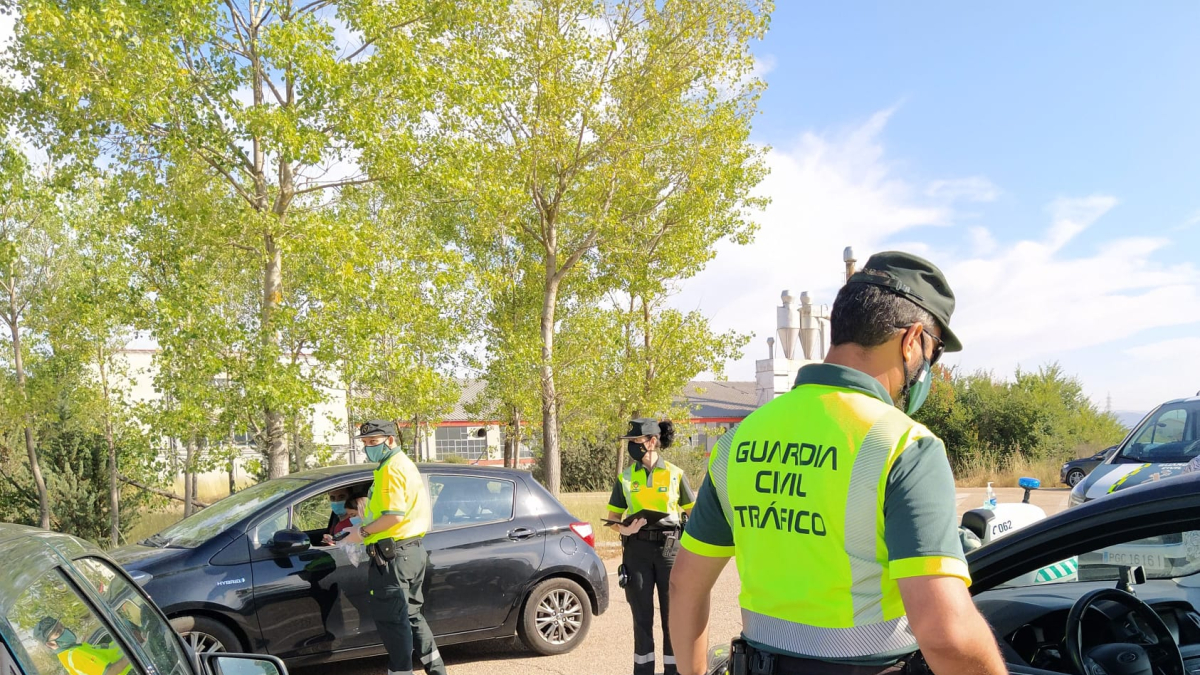 Imagen de un control de tráfico de la Guardia Civil.