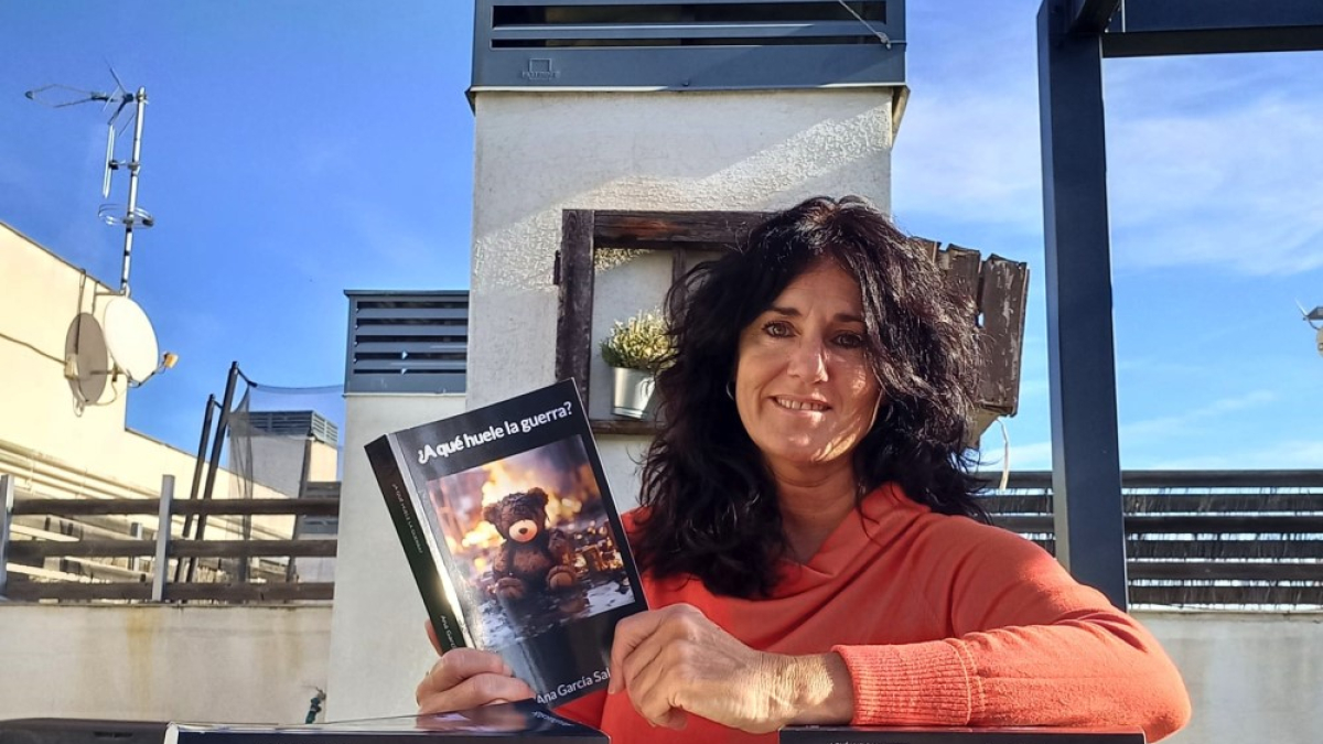 Ana García Posa junto a su nuevo libro.