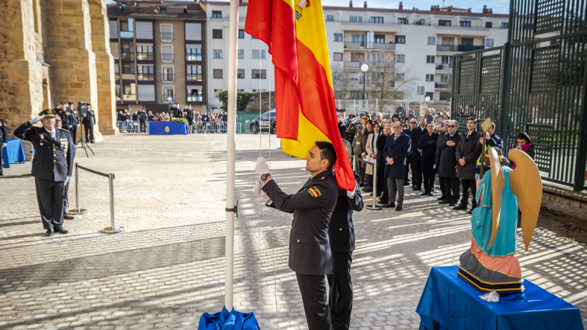 Homenaje a la Policía Nacional con el izado de bandera en su 200 aniversario.