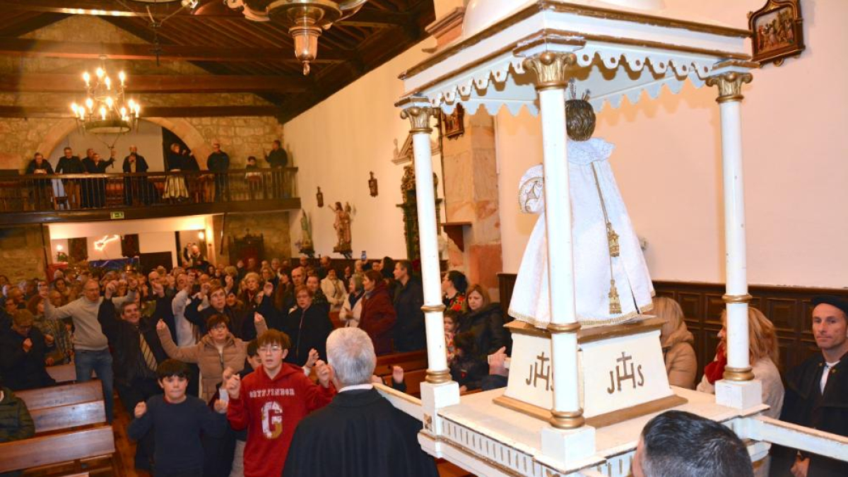Navaleno baila un año más al Niño Jesús.