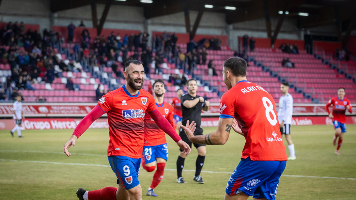 Lupu celebra el tanto anotado ante la Segoviana para abrir el marcador.