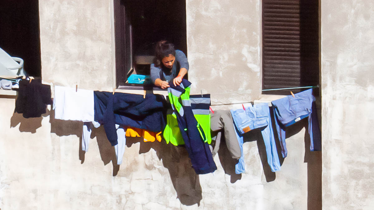 Mujer realizando tareas del hogar.