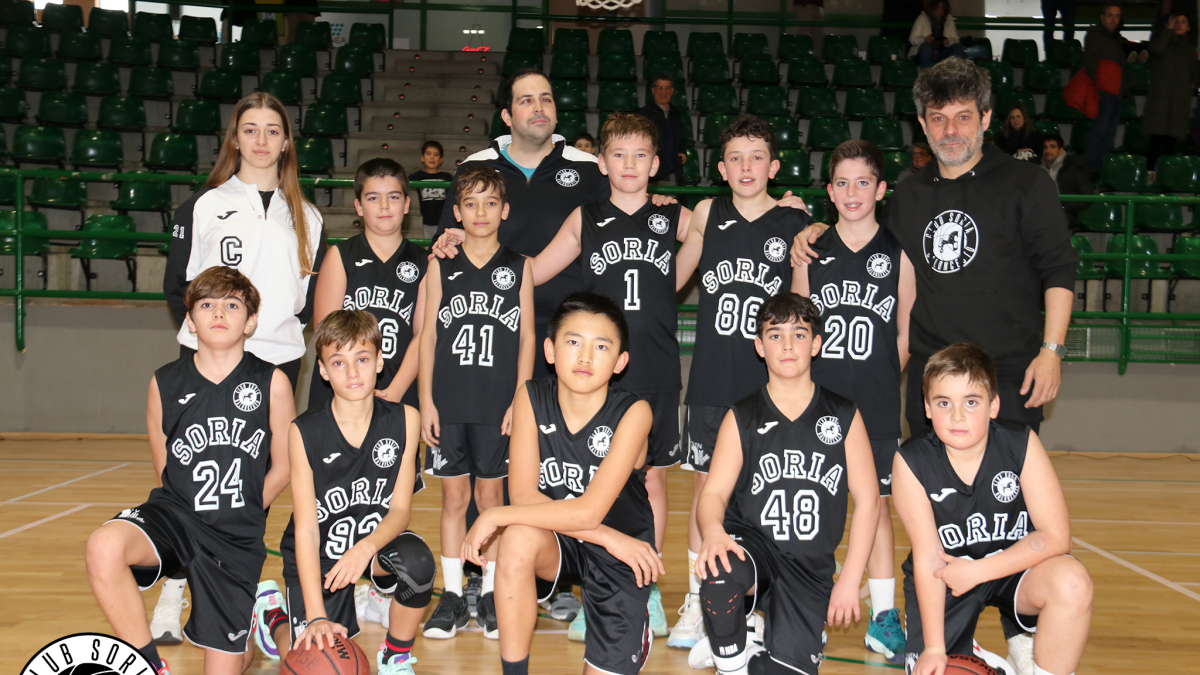 Foto de equipo de los alevines del Club Soria Baloncesto en Segovia.