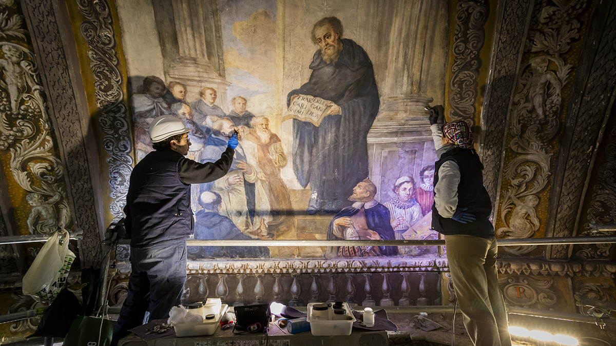 Intervención de los restauradores en las pinturas de la bóveda de la capilla de San Saturio.