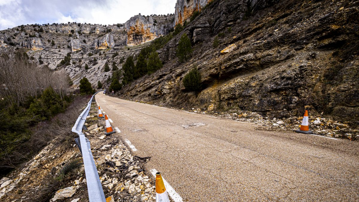 Daños en la carretera de la Galiana a causa del desprendimiento.