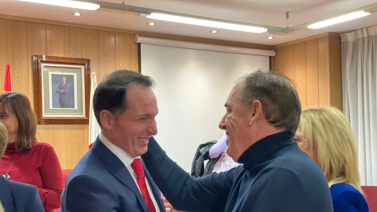 El nuevo alcalde de San Esteban, Daniel García, recibe la felicitación del presidente del PP en Soria, Benito Serrano.