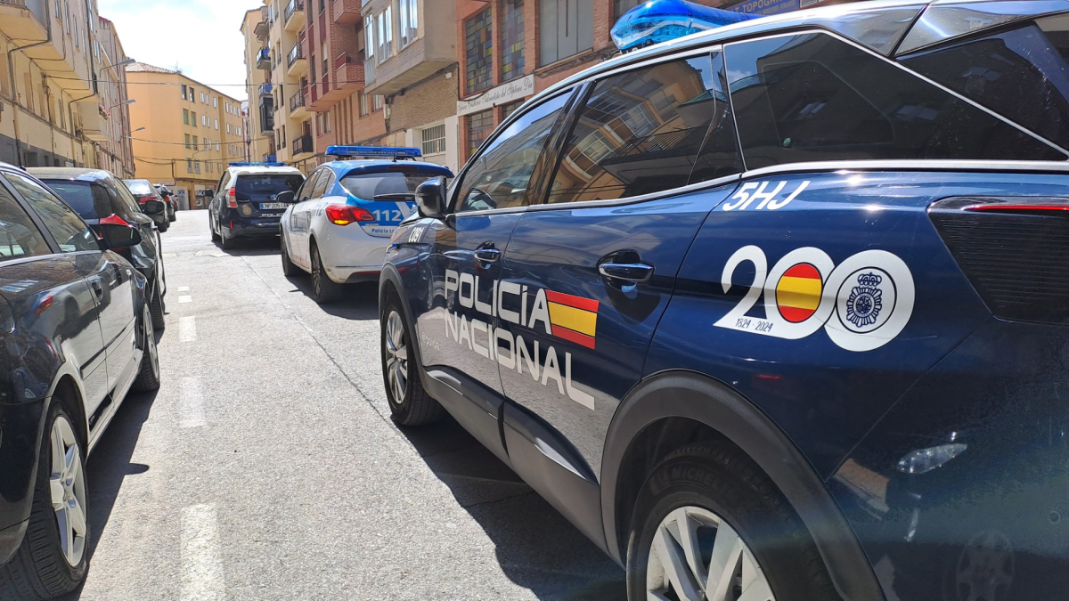 Imagen de vehículos policiales.