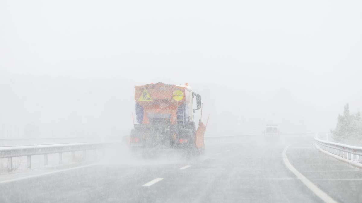 Camión quitanieves en la A 15 a la altura de Almazán