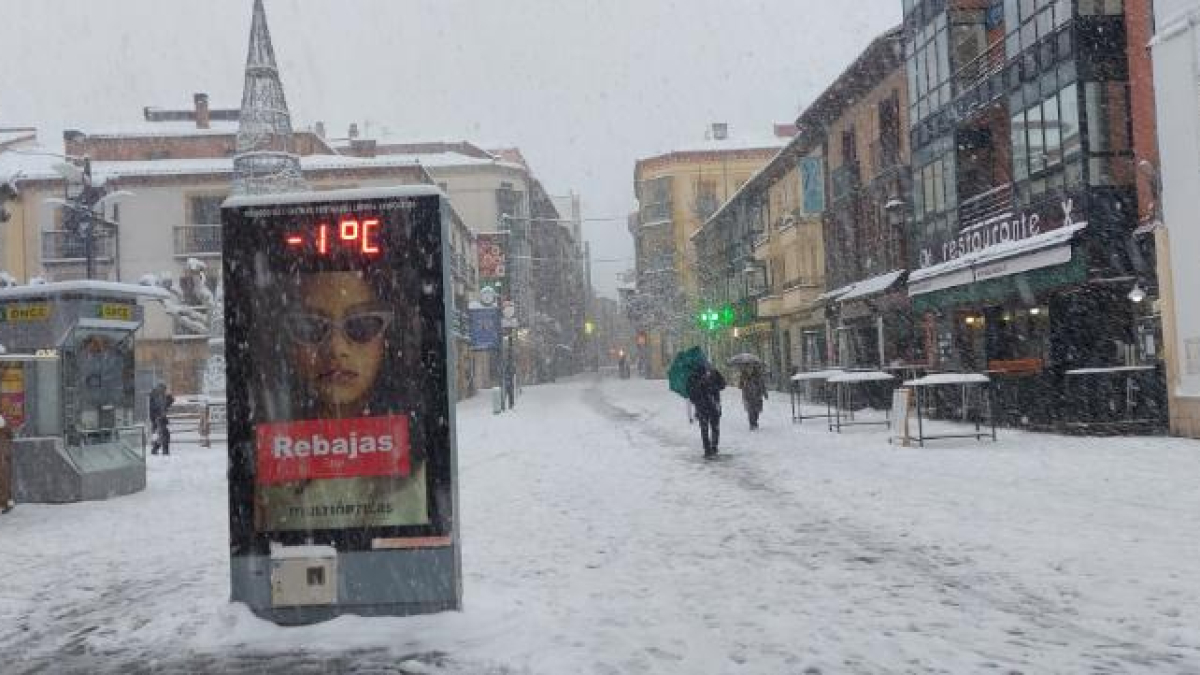 El Collado y Herradores cubiertos por la nieve en la tarde de este viernes.