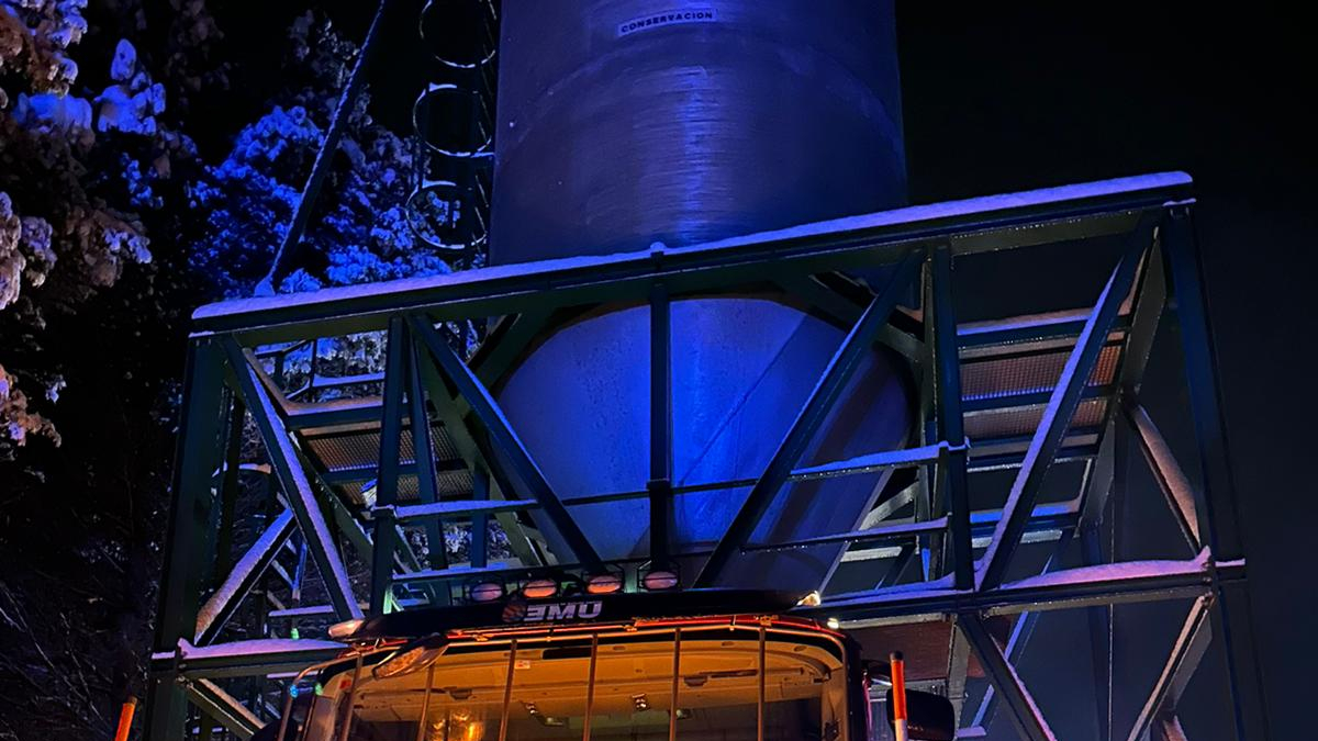 Maquinaria de la UME cogiendo sal de un silo.
