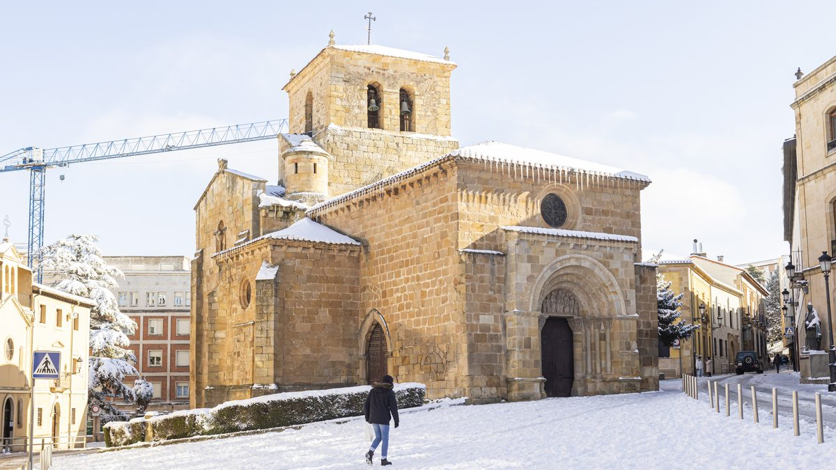 Trabajos de limpieza y diversión en calles llenas de nieve tras la borrasca Juan