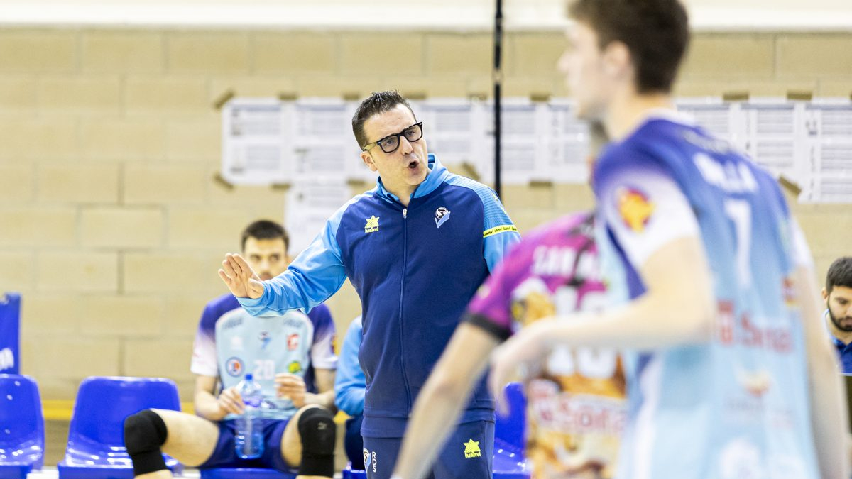 Alberto Toribio da indicaciones a sus jugadores en el último partido jugado en Los Pajaritos ante Melilla.