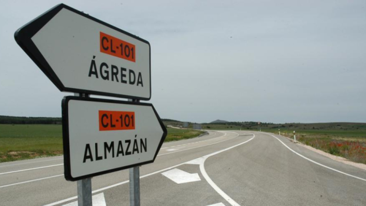 Señales de tráfico en la carretera CL-101.