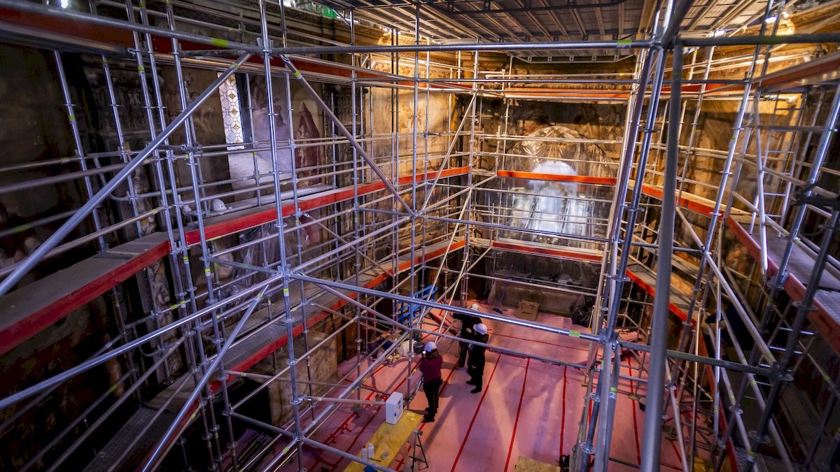 Foto del trabajo los restauradores en el interior del templo
