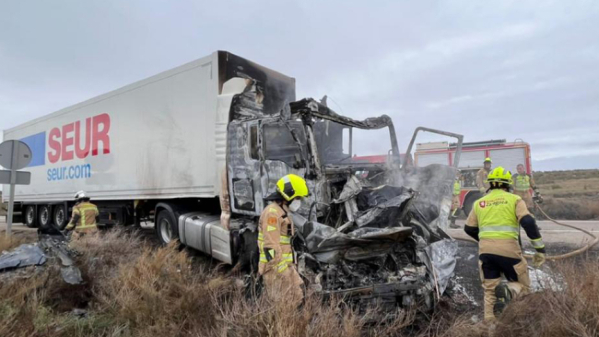 Estado en el que quedó el vehículo siniestrado tras recibir el impacto del camión e incendiarse.