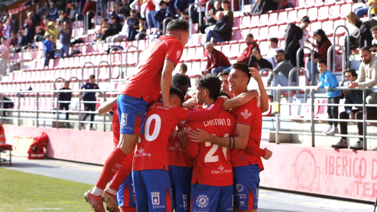 Los jugadores del CD Numancia celebran uno de los tantos.
