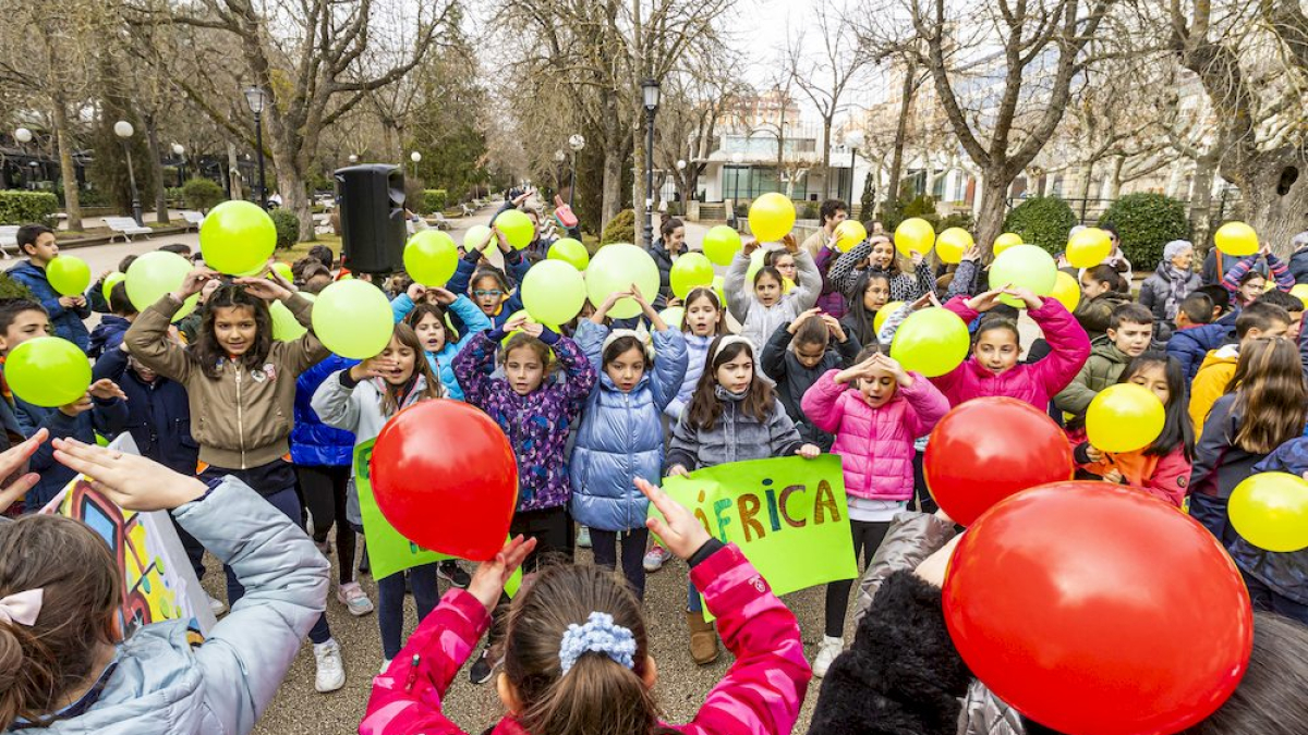Los niños en una actividad por un mundo sin violencia