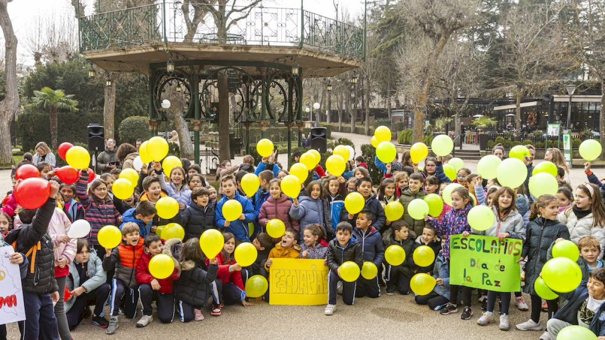 Los niños en una actividad por un mundo sin violencia