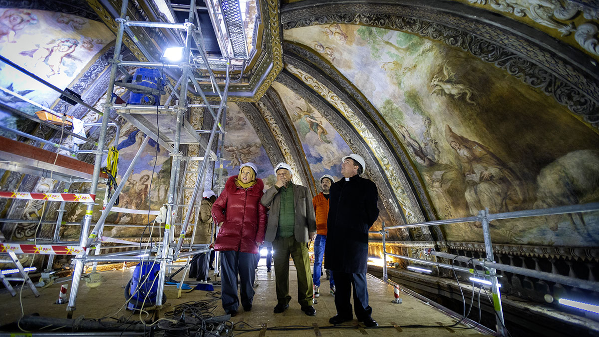 El consejero de Cultura visitó la restauración de las pinturas de San Saturio. Junto a la delegada territorial de la Junta y el obispo de Osma-Soria en la imagen.
