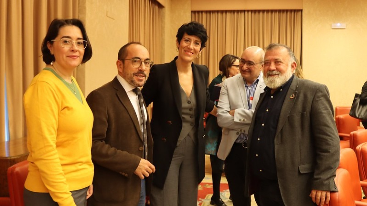 El diputado Luis Rey junto a la ministra Elma Saiz y otros parlamentarios del PSOE. HDS