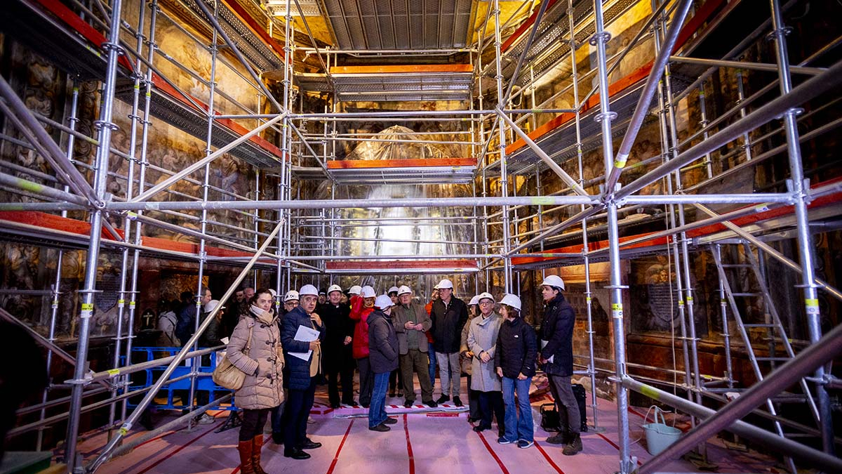 Visita del consejero de Cultura a San Saturio donde se acomete la restauración de las pinturas.