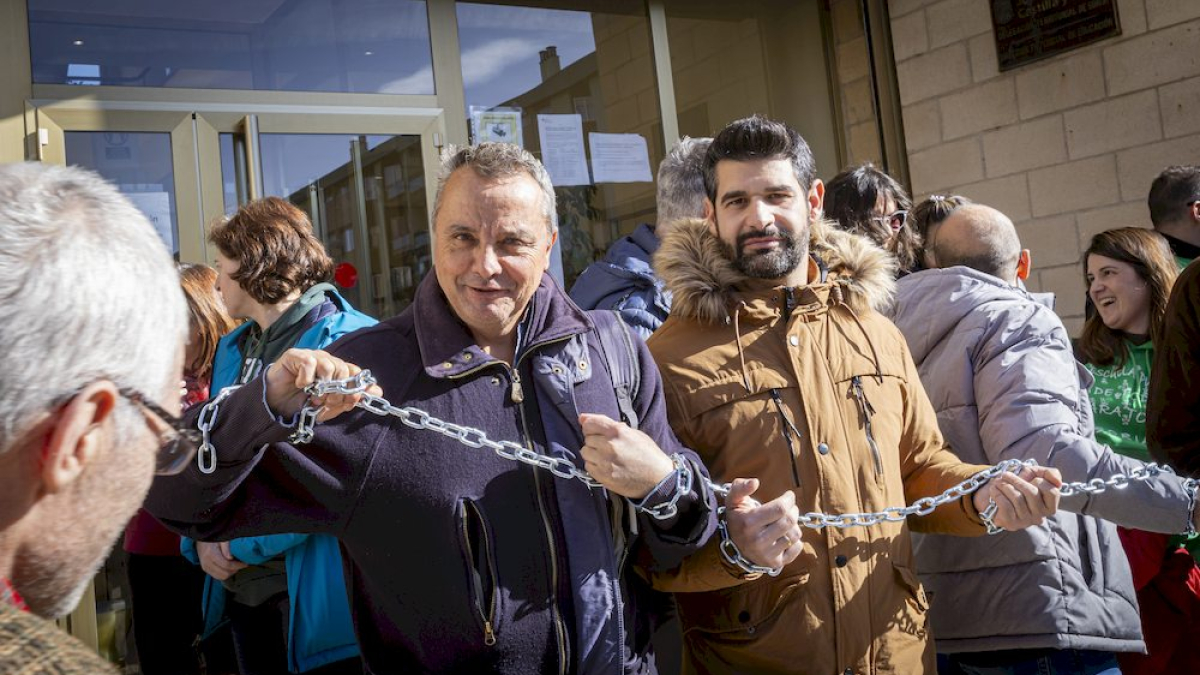 Los docentes se 'encadenan' para pedir a la Junta que pague los gastos de los centros escolares