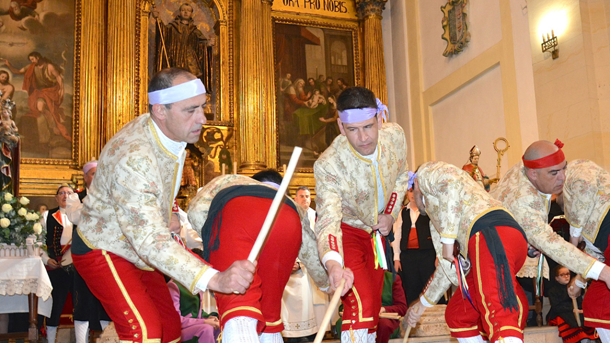 Imagen del paloteo celebrado en San Leonardo con los danzantes.