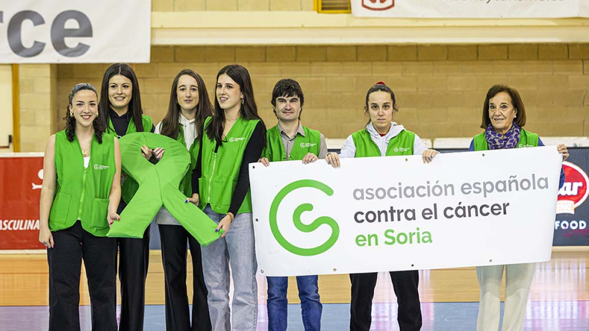Acto contra el cáncer en la previa del partido de volleyball.