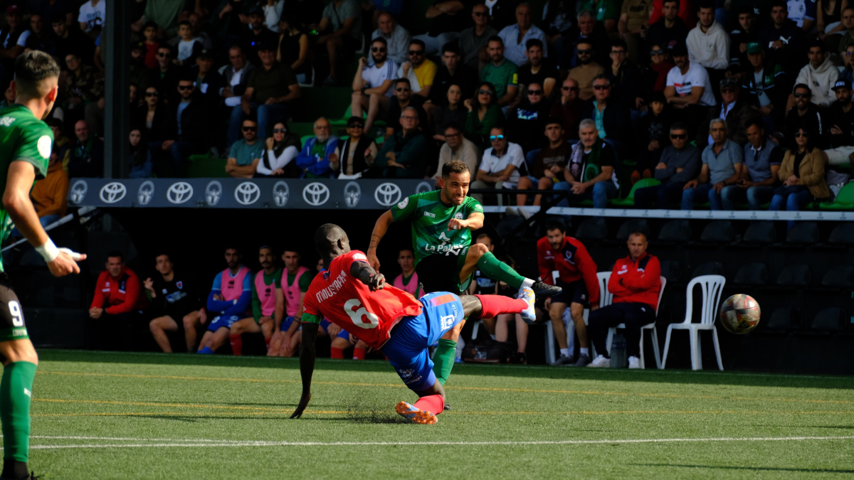 Moustapha en un lance del encuentro con un rival. HDS