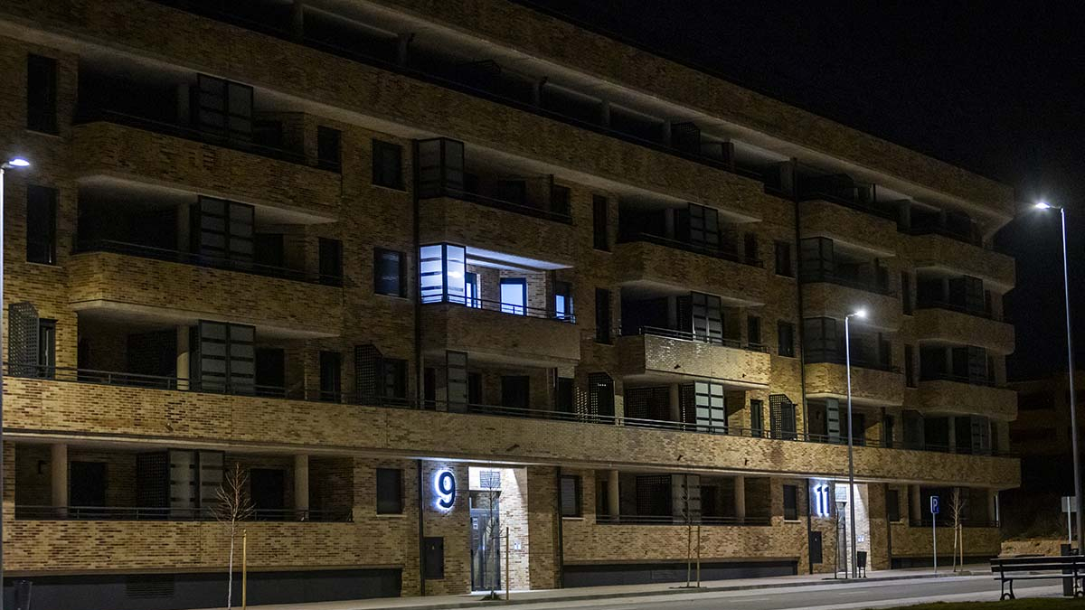 Fachada de unos de los portales de Mirador Sur en la noche del viernes donde se observa luz en una vivienda del segundo piso.