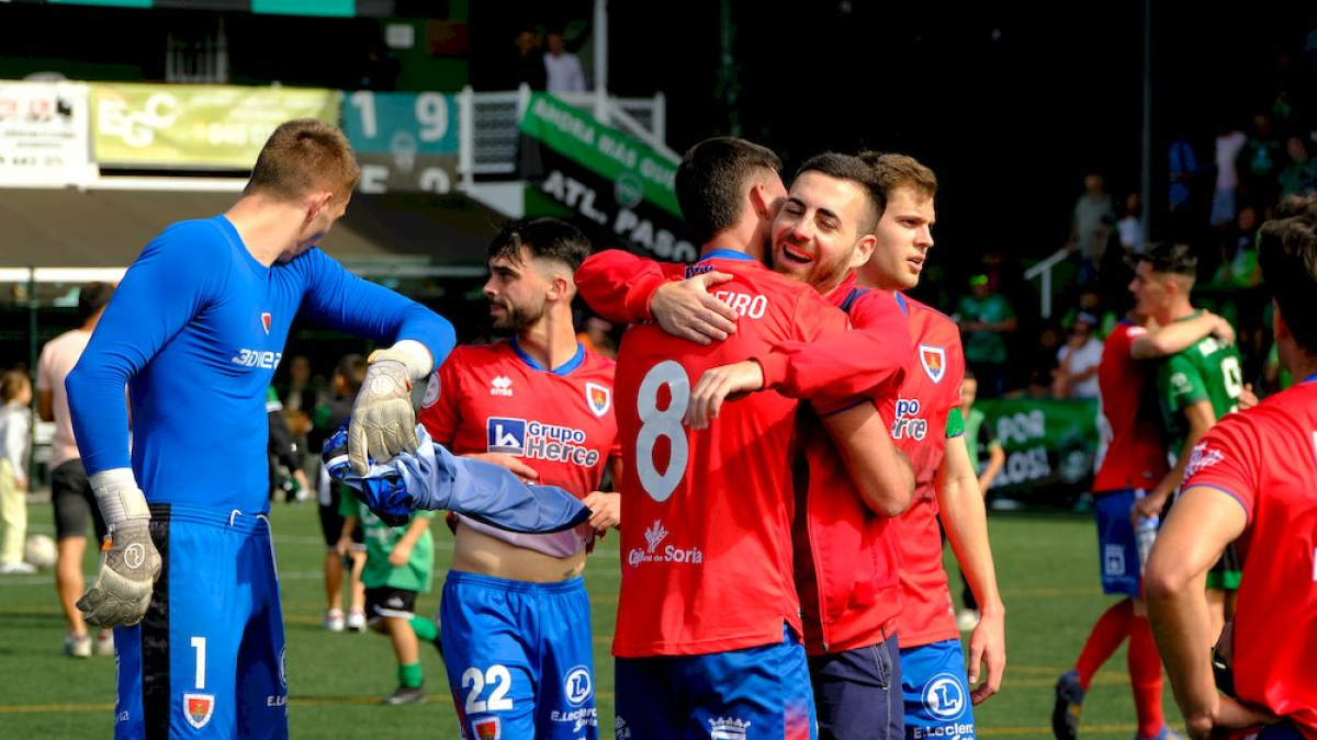 Los jugadores del Numancia celebran los tres puntos logrados en El Paso.
