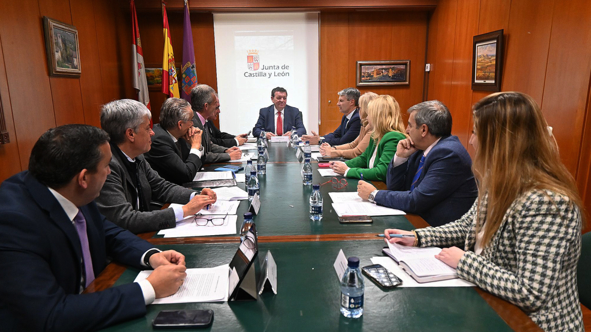 El consejero de la Presidencia, Luis Miguel González Gago, preside la reunión de la Comisión General de Coordinación Territorial.
