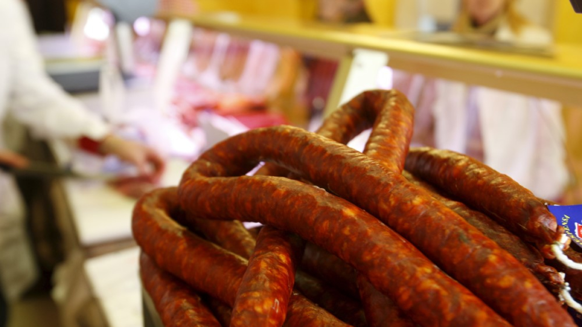 Chorizo fresco en un establecimiento de Soria para celebrar el Jueves Lardero.