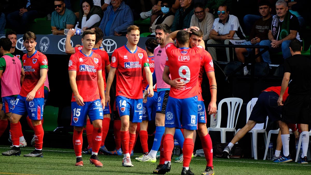 Lupu y Alain Ribeiro celebran el triunfo logrado ante el Atlético Paso.