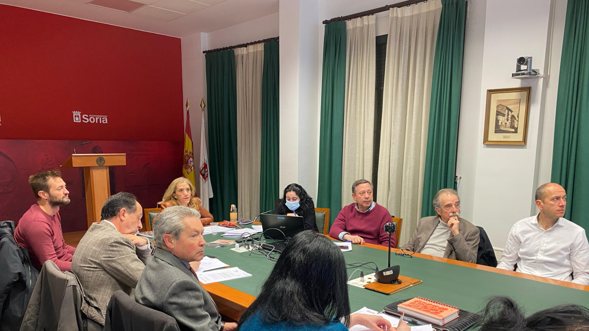 El consejo municipal de Comercio se reunió ayer en el Ayuntamiento de Soria. HDS