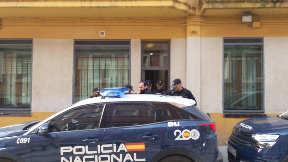 Ángel Hernández a la salida de Comisaría.