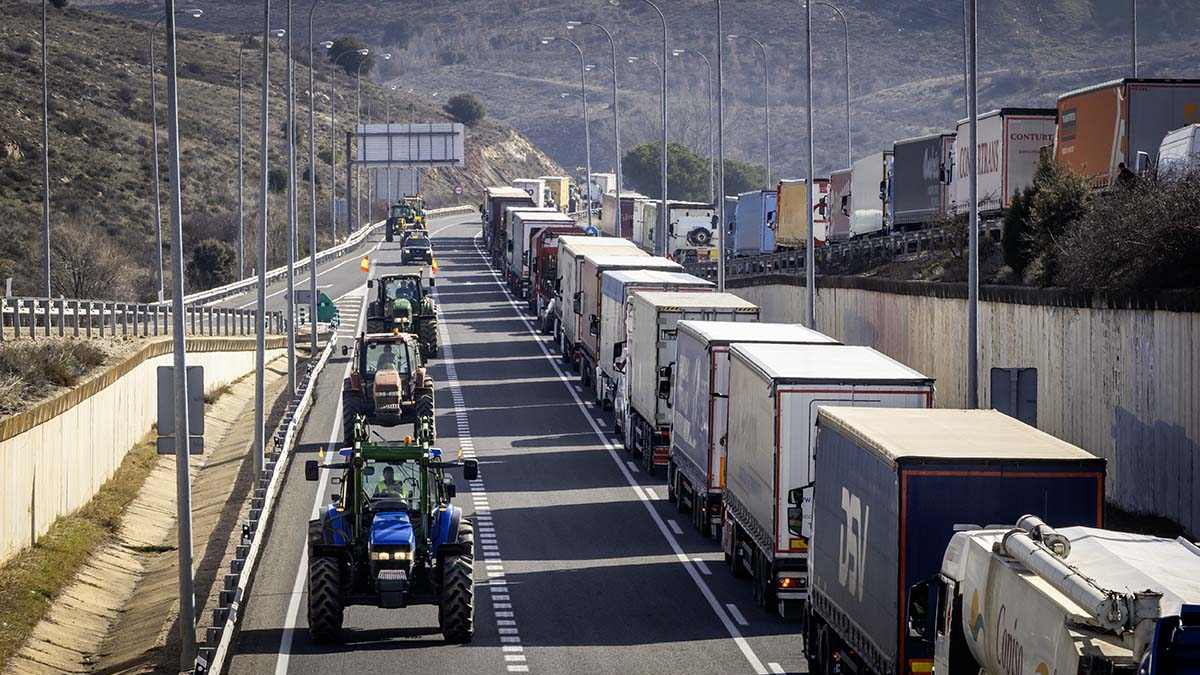 Tractores en la So-20 en dirección hacia Zaragoza.