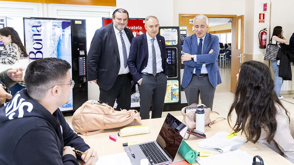 El vicerrector, José Luis Ruiz Zapatero, y el rector, Antonio Largo, conversan con unos alumnos ayer en el Campus.