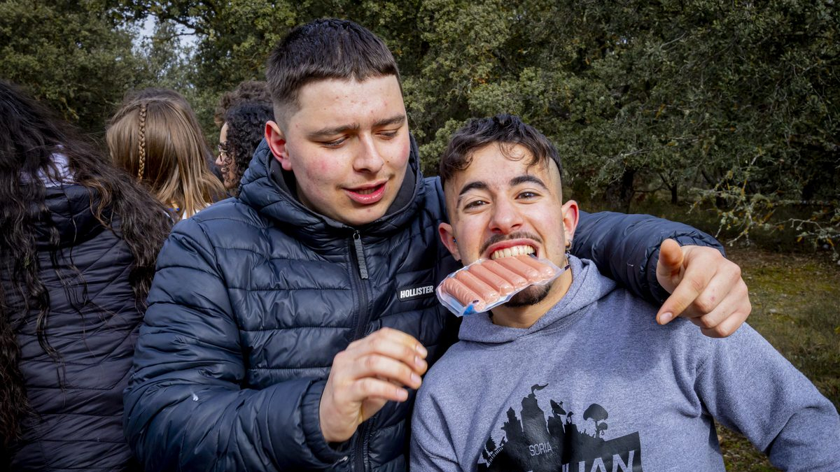 Los jóvenes disfrutan de la mañana en Los Royales