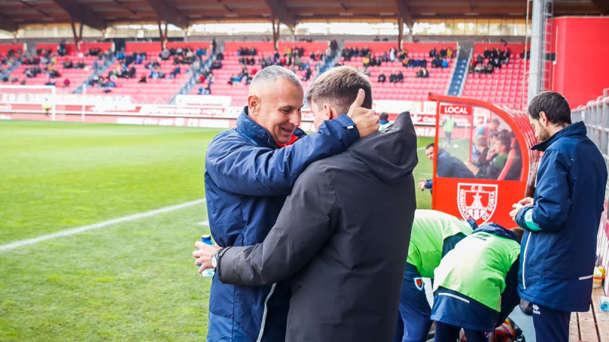 Javi Moreno y Pablo Álvarez se saludan en la primera vuelta en Los Pajaritos.
