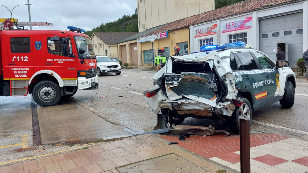 Estado en el que ha quedado el vehículo oficial de la Guardia Civil.