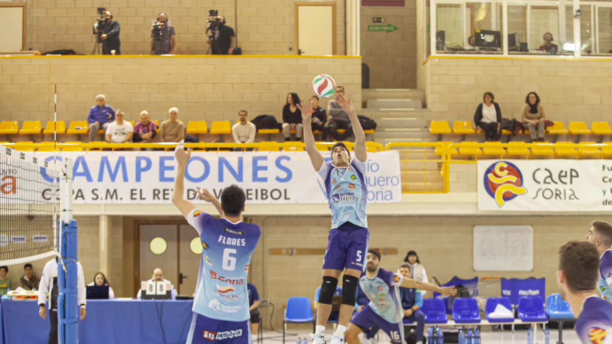El soriano Lucas Lorente coloca un balón en un partido del presente curso.