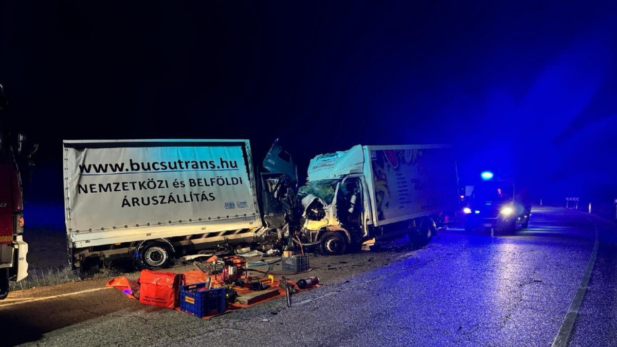 Estado en el que quedaron los dos camiones tras el accidente.